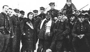 Oddział Wydzielony Wojska Polskiego czyli 'Hubalczycy'; w białym szalu - mjr 'Hubal'
